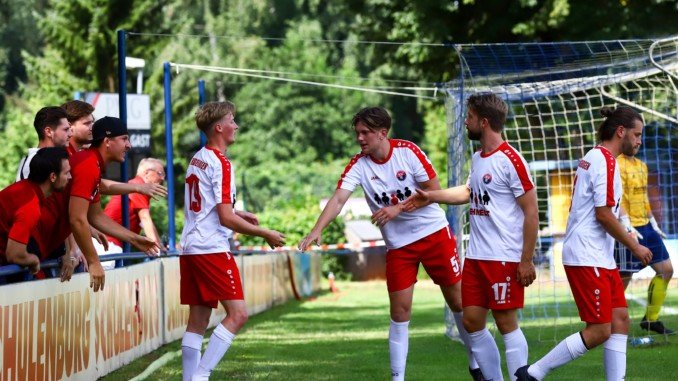 Kilian Utcke bejubelt seinen Treffer zum 1:0 für den SV Rugenbergen (Foto: Lobeca/Gettschat)