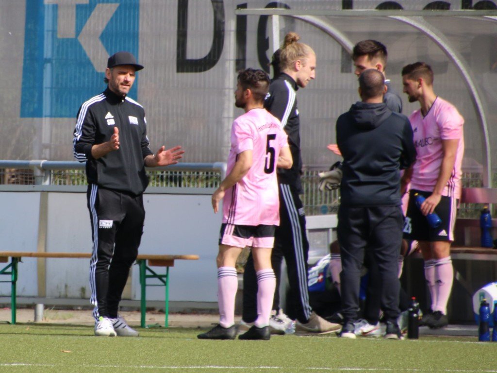 Coach Sidnei Marshall (im Bild links) hat eine schwierige Vorbereitung mit seinem Team hinter sich, doch freut sich nun auf die Herausforderung. (Foto: Olaf Both)