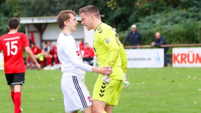 Es war Feuer drin in Rugenbergen, wie Cedric Fuss und Patrick Hartmann beweisen. Am Ende gewannen die Gäste aus Buchholz. (Foto: Lobeca/Homburg)