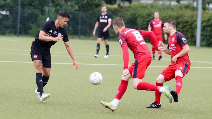 Hassan Zarei (im Bild Links) schießt den Niendorfer TSV zur Herbstmeisterschaft in der Gruppe 2. (Archivbild: Lobeca/Homburg)