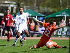 Entscheidung am Sachsenweg: Michael Gries schiebt gegen Johannes Höcker zum 3:0 für den Niendorfer TSV ein. (Foto: Lobeca/Schlikis)