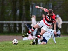 Es war ein intensives Spiel zwischen Altona 93 und Dassendorf, wie der Zweikampf zwischen Wohlers und Lam beweist. (Foto: Lobeca/Schlikis)