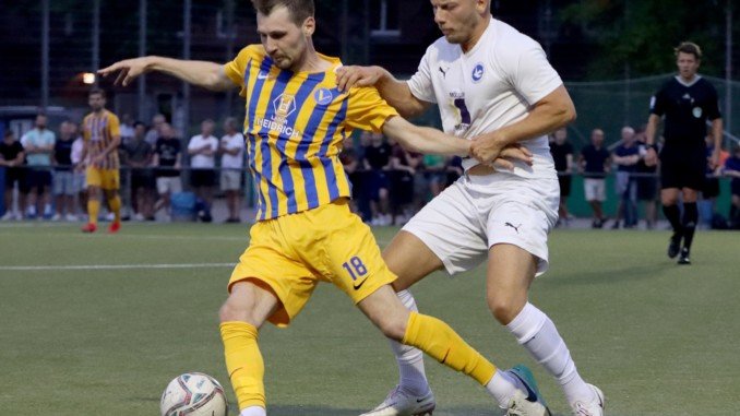 Lennard Wallner (rechts im Bild) muss mit Paloma zum Schlager nach Sasel. Luca Ernst und der SC Victoria sind beim FC Süderelbe gefordert. (Foto: USC Paloma)