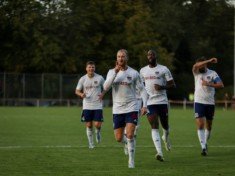 Tarec Blohm bejubelt seinen Treffer zum 1:0 und ebnet den Weg zum deutlichen Sieg von TuS Dassendorf. (Foto: Lobeca/Pfaff)