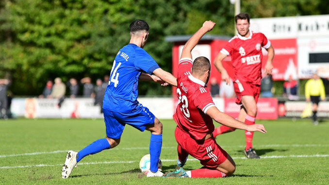 Abdullah Abou Rashed (in blau) war mit zwei Toren der entscheidende Mann für den TSV Sasel. (Foto: Lobeca/Schlikis)