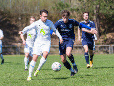 Ömer Akyörük (in weiß) war mit zwei Toren entscheidend am wichtigen Sieg des FC Süderelbe beteiligt. (Archivfoto: Lobeca/Seidel)