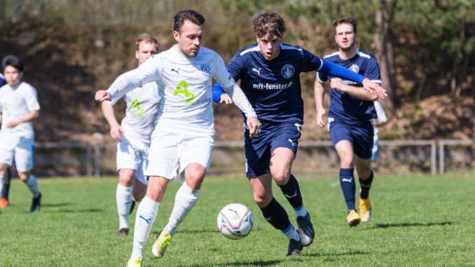 Ömer Akyörük (in weiß) war mit zwei Toren entscheidend am wichtigen Sieg des FC Süderelbe beteiligt. (Archivfoto: Lobeca/Seidel)