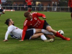 Während Martin Harnik (in weiß) und TuS Dassendorf im Spitzenspiel ranmüssen, kämpfen Jannik Ahrens und TuS Osdorf ums Überleben in der Oberliga. (Foto: Lobeca/Pfaff)