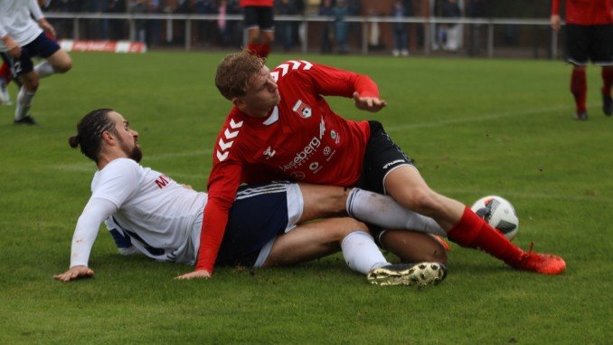 Während Martin Harnik (in weiß) und TuS Dassendorf im Spitzenspiel ranmüssen, kämpfen Jannik Ahrens und TuS Osdorf ums Überleben in der Oberliga. (Foto: Lobeca/Pfaff)