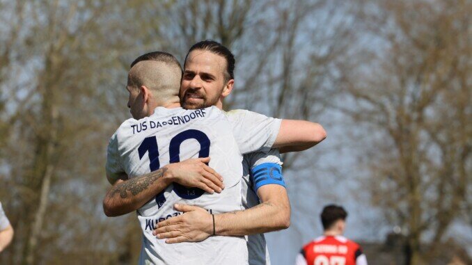 Jubel bei Kristof Kurczynski und Martin Harnik: dank des klaren Heimsiegs bleibt Dassendorf an Sasel dran. (Foto: Lobeca/Pfaff)