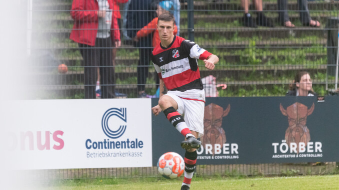 Moritz Grosche und Altona 93 stehen beim FC Süderelbe unter Druck. (Foto: Lobeca/Seidel)