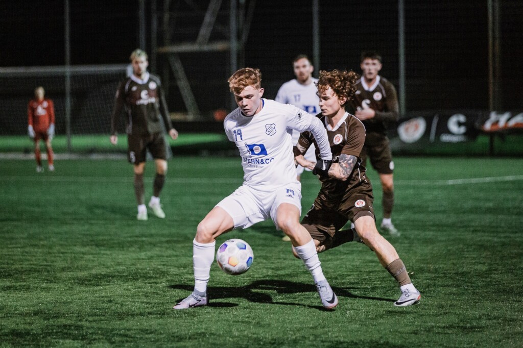 Falk Gross (in weiß) rettete dem Niendorfer TSV einen Zähler. (Archivfoto: Lobeca/Rohlfs)