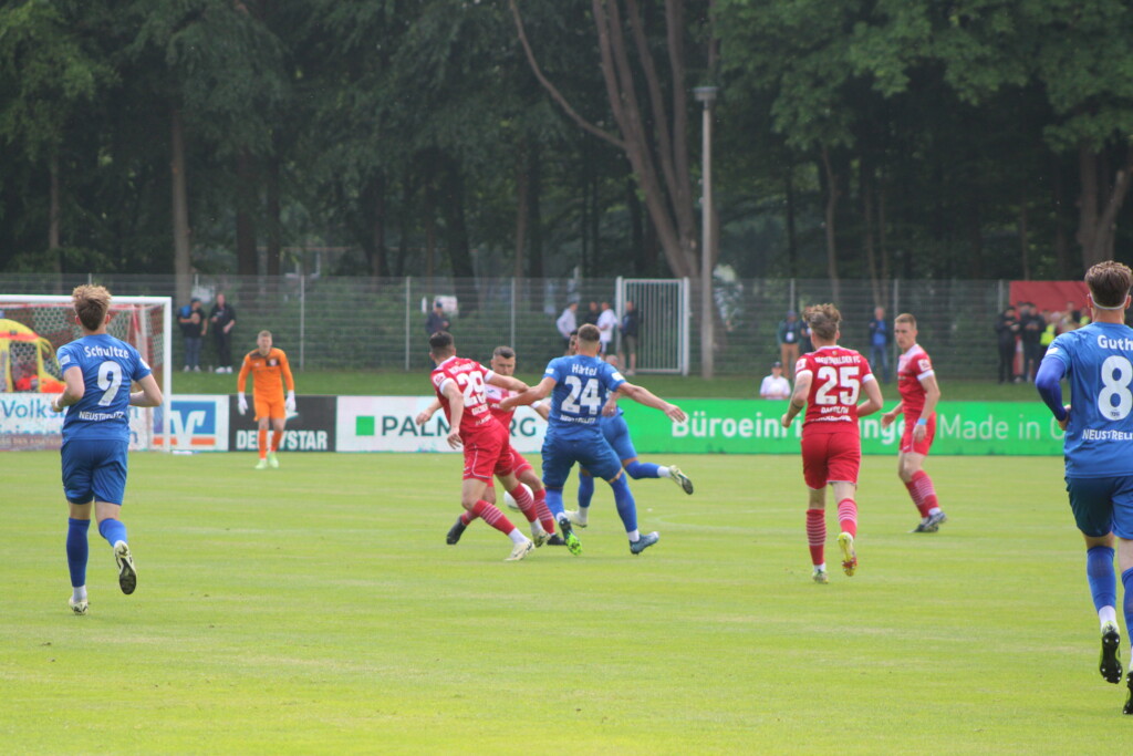 Die TSG Neustrelitz war im Duell mit dem Greifswalder FC häufig einen Schritt zu spät. (Foto: Anne Böhm/TSG Neustrelitz)