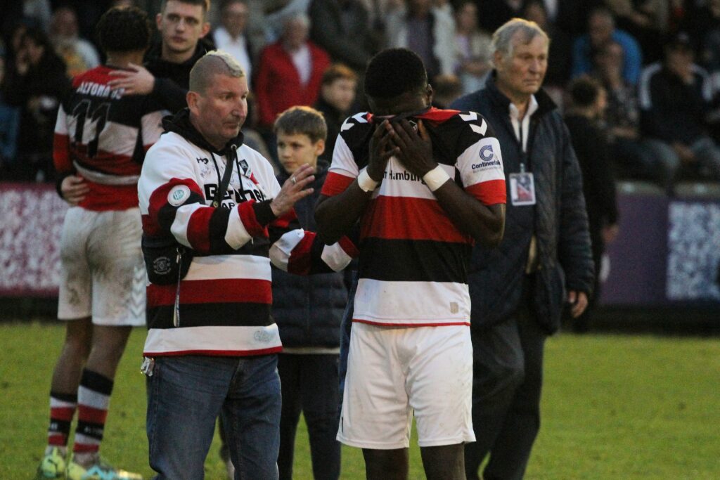 Trauer beim AFC: viele Spieler kämpften mit den Tränen nach dem geplatzten Traum. (Foto: Niklas Runne)