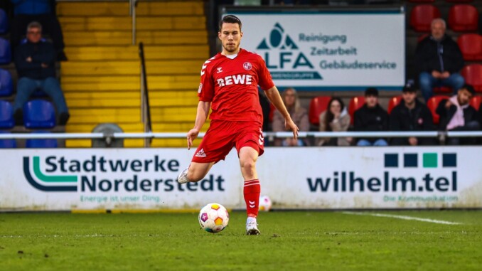 Eintracht Norderstedt, hier Marc Bölter, zeigt im Abstiegskampf Nerven und bringt die Oberliga zum Schwitzen. (Foto: Lobeca/Homburg)