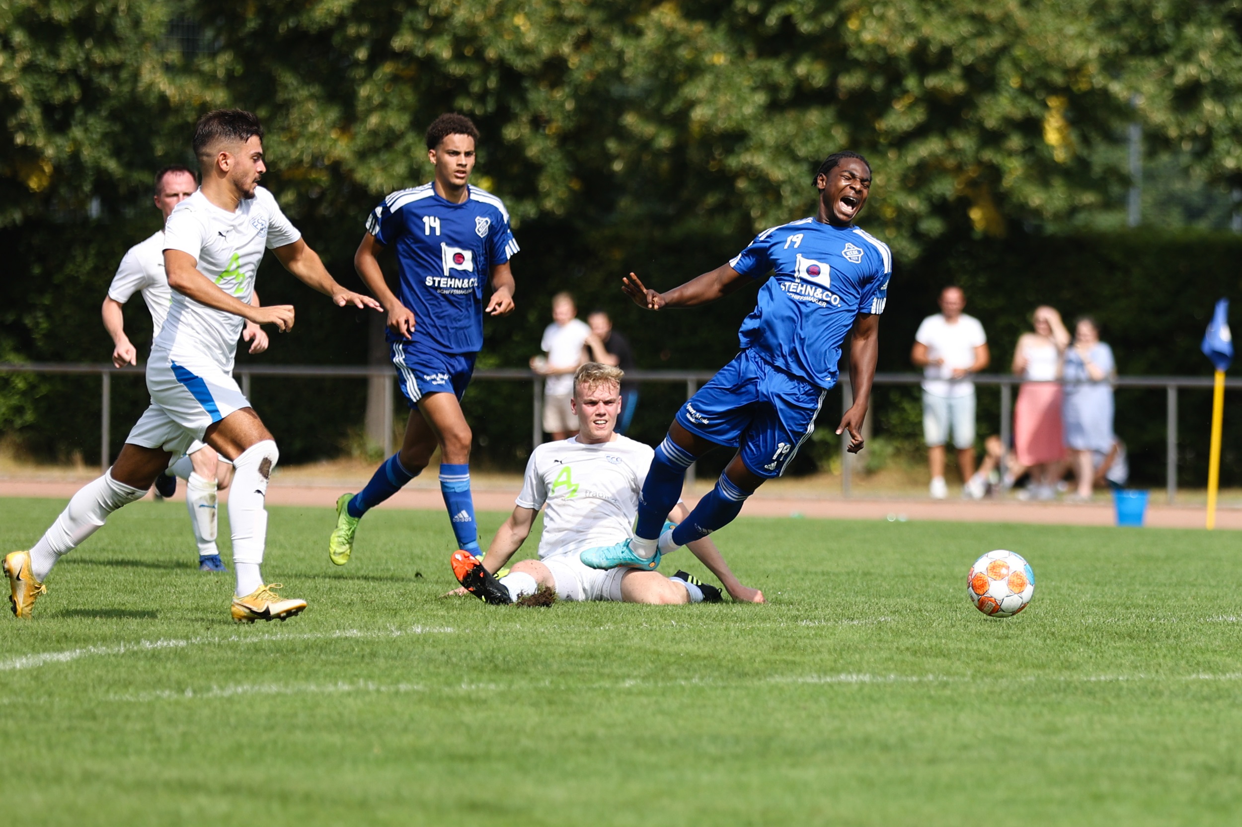 Ibrahim Bashiru Ali (hier rechts in blau) ist in dieser Saison Niendorfer Toptorjäger. (Foto: Lobeca/Homburg)