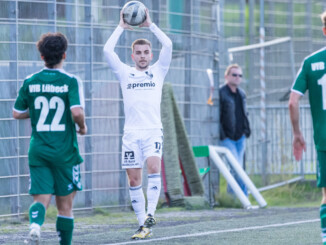 Lennart Busch (beim Einwurf) bleibt dem Heider SV ein weiteres Jahr erhalten. (Foto: Lobeca/Seidel)