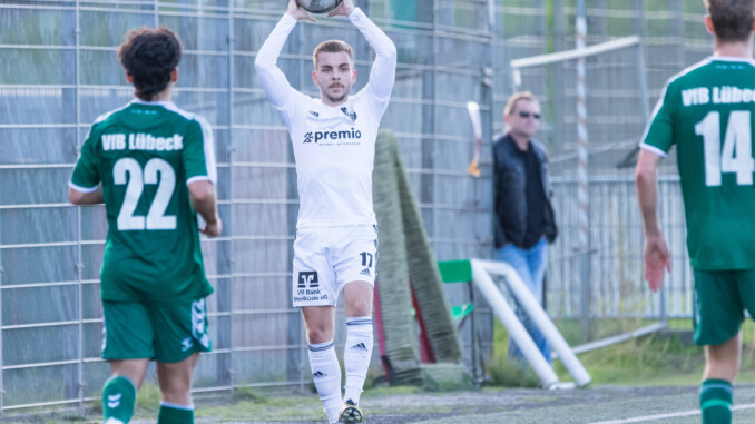 Lennart Busch (beim Einwurf) bleibt dem Heider SV ein weiteres Jahr erhalten. (Foto: Lobeca/Seidel)