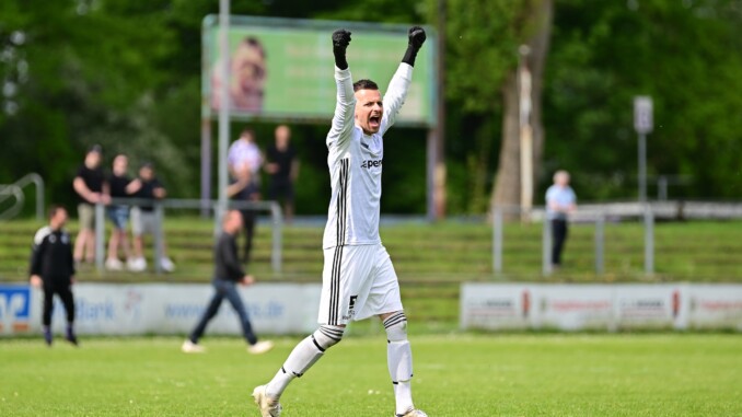 Keeper Mats Hinrichs gehört zu den Spielern, die beim Heider SV verlängert haben. (Foto: Lobeca/Schlikis)
