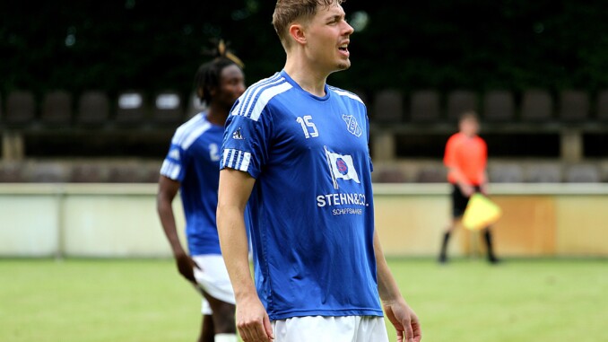 Kuriosoum für Tim Krüger und den Niendorfer TSV: weil man sich West-Eimsbüttel den Platz teilt, muss man zum Auswärts-Pokalspiel nicht reisen. (Foto: Niklas Runne)