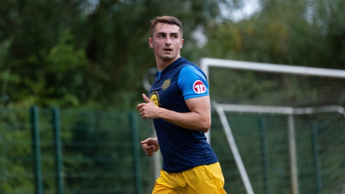 Voller Fokus: Lorenz Hertwig und der FC Alsterbrüder sollten gegen Halstenbek tunlichst gewinnen. (Foto: Lobeca/Rohlfs)