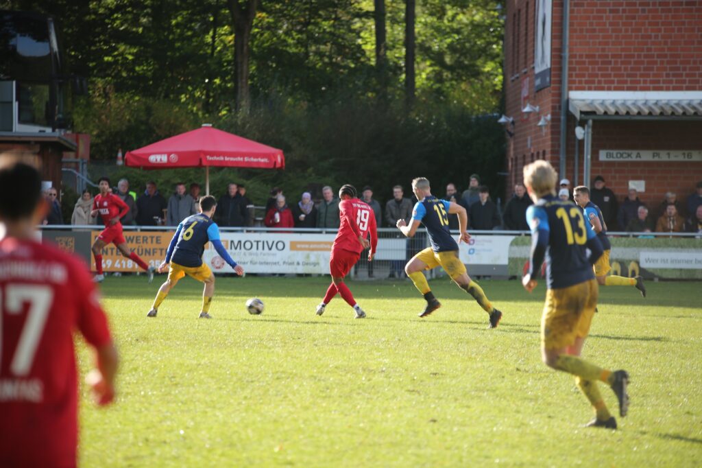 Eine enge Partie lieferten sich Buchholz 08 und der FC Alsterbrüder - mit dem besseren Ende für die Gäste. (Foto: B08/Burgemeister/hfr)