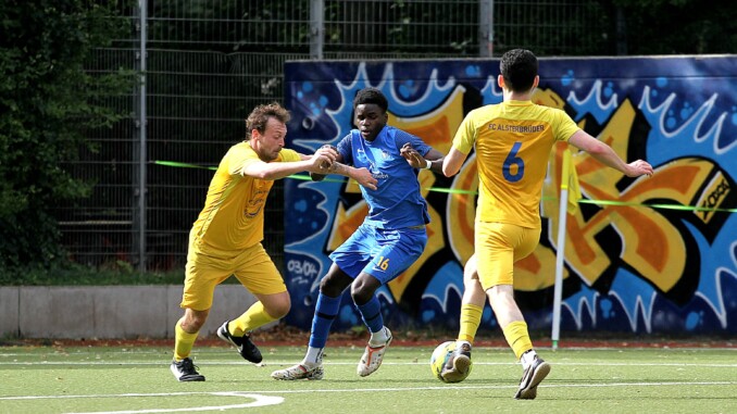 Raif Adam (in blau) schoss den SC Victoria ins Achtelfinale. Auch Lokalrivale FC Alsterbrüder steht in der Runde der letzten 16. (Archivfoto: Niklas Runne)