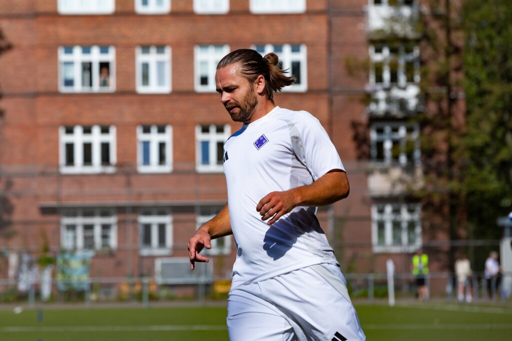 Gelungener Vormittag für Johann Buttler. Er war der HEBC-Matchwinner mit zwei Toren und einer Vorlage in 30 Minuten Spielzeit. (Foto: Lobeca/Rohlfs)