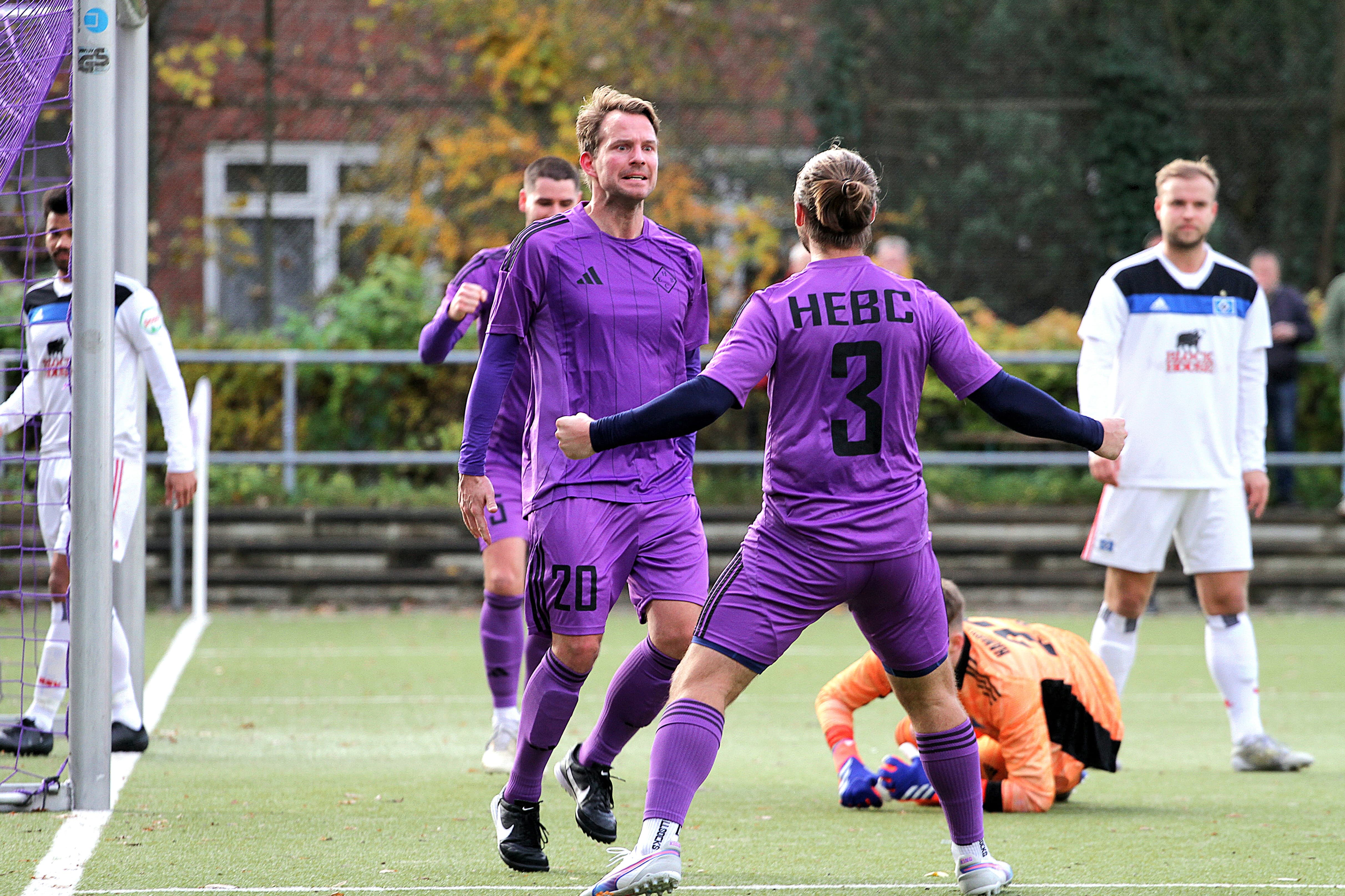 Robin Schmidt bejubelt mit Johann Buttler seinen Führungstreffer für den HEBC. (Foto: Niklas Runne)