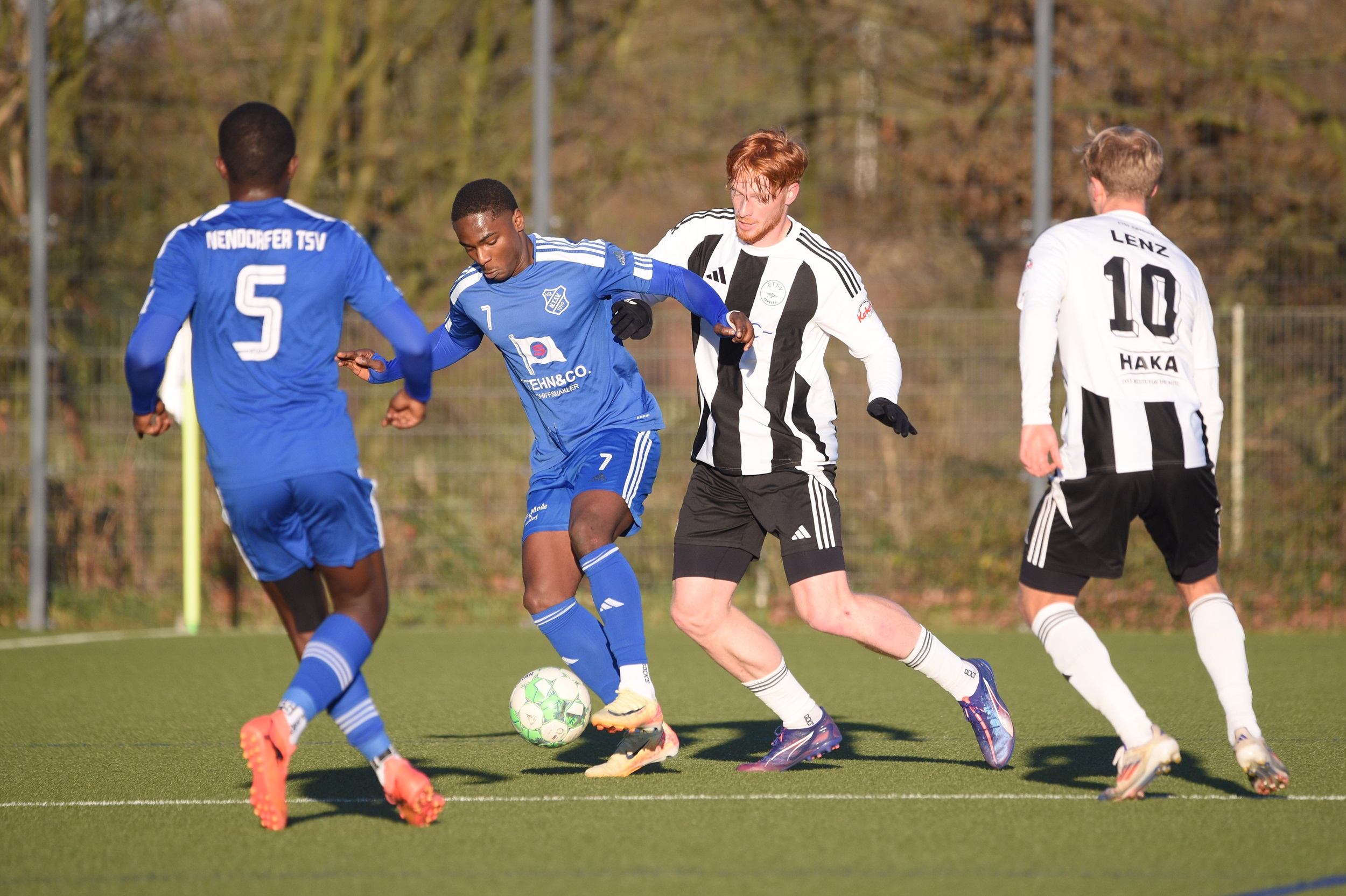 Ein müder Kick war es am Mittleren Landweg. Am Ende gewann Niendorf knapp gegen den ETSV. (Foto: Lobeca/Seidel)